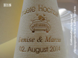 Eleg.-Kaffee-Servietten champagner, bedruckt mit Goldprägung und Hochzeits-Motiv: H18 (Brautpaar im Wagen)