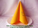 Eleg.-Dinner-Servietten gelb, bedruckt mit Dunkelgrünmetallicprägung und Tauf-Motiv: T10 (Engel/Heiligenschein), aufgestellt zum 2fachen Tafelspitz