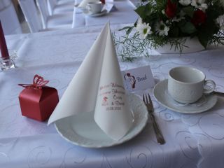 Eleg.-Kaffee-Servietten weiß, bedruckt mit Bordeauxrotmetallicprägung und Hochzeits-Motiv: H38+ (Braut-/Tanzpaar)