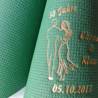 Eleg.-Kaffee-Servietten dunkelgrün, bedruckt mit Goldprägung und Goldhochzeits-Motiv: G6 (Jubiläumspaar)