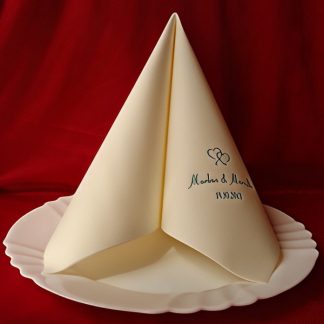 Eleg.-Dinner-Servietten champagner, bedruckt mit Grünmetallicprägung und Hochzeits-Motiv: H20+ (Doppelherzen), aufgestellt zum 2fachen Tafelspitz