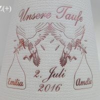 Eleg.-Kaffee-Servietten weiß, bedruckt mit Rosametallicprägung und Tauf-Motiv: T4Z+ (Doppeltaufe/Storch) Eleg.-Kaffee-Servietten weiß, bedruckt mit Rosametallicprägung und Tauf-Motiv: T4Z+ (Doppeltaufe/Storch)