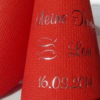 Eleg.-Kaffee-Servietten rot, bedruckt mit Silberprägung und Tauf-Motiv: T19 (Fischsymbol/Ichthys) Eleg.-Kaffee-Servietten rot, bedruckt mit Silberprägung und Tauf-Motiv: T19 (Fischsymbol/Ichthys)