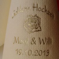 Eleg.-Kaffee-Servietten champagner, bedruckt mit Goldprägung und Goldhochzeits-Motiv: G9 (Rosenblüte) Eleg.-Kaffee-Servietten champagner, bedruckt mit Goldprägung und Goldhochzeits-Motiv: G9 (Rosenblüte)